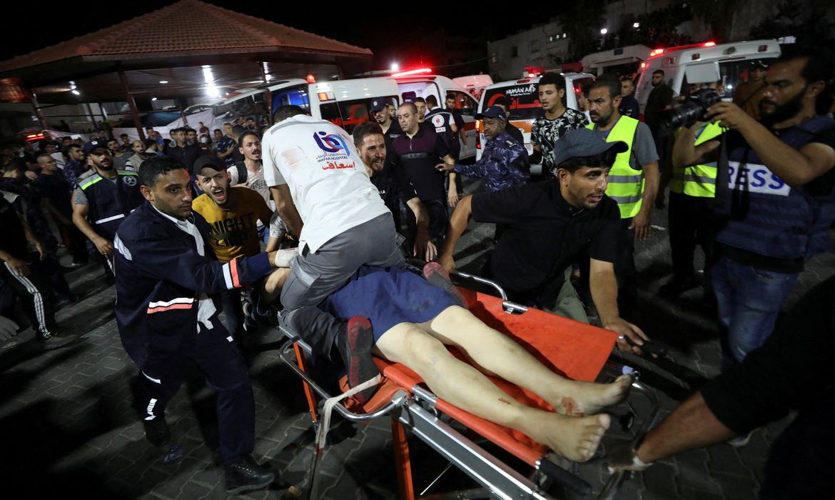 Pessoas são transferidas após hospital na Faixa de Gaza ser atingido por ataque aéreo