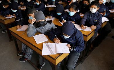 Crianças no Nepal assistem aula com máscaras de proteção depois que o país confirmou o primeiro caso de coronavírus, na cidade de Thimi, Bhaktapur, no Nepal 
