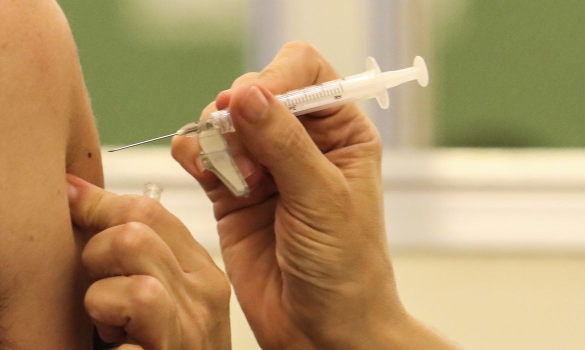 Novos acordos podem aumentar o número vacinas previstas para 2021 | Agência Brasil
