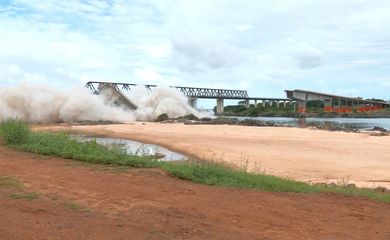 Tocantins 02/02/2025 As plataformas que restaram da ponte Juscelino Kubitschek de Oliveira, na BR-226, entre Estreito (MA) e Aguiarnópolis (TO), foram implodidas na tarde deste domingo (2). Foto PRF
