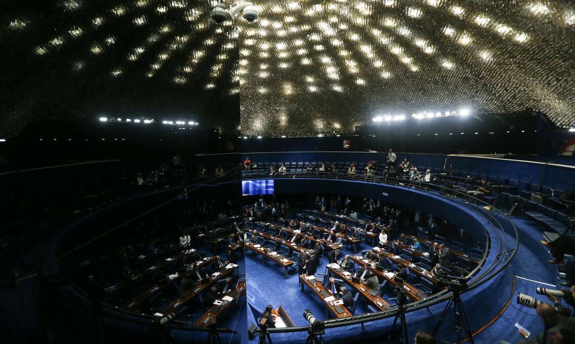 Brasília - O plenário Senado decidiu, por 74 votos favoráveis, uma abstenção e nenhum voto contrário, cassar o mandato do senador Delcídio do Amaral  (Fabio Rodrigues Pozzebom/Agência Brasil)