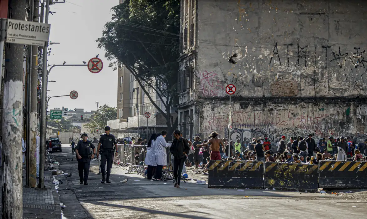 São Paulo (SP) - 26/12/2024 - 100 fotos melhores de 2024, retrospectiva - Foto feita em 24/06/2024 - Prefeitura e governo instalam grades na Cracolândia e delimitam espaço de usuários de drogas. Gradil foi colocado na Rua dos Protestantes na terça-feira (18). Um dos objetivos das gestões é liberar parte da via para o trânsito de carros de segurança e de saúde.
Foto: Paulo Pinto/Agência Brasil