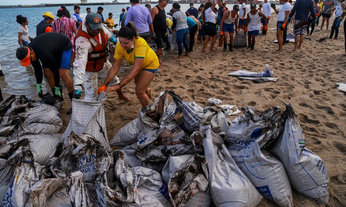 People work to remove an oil spill on Suape beach in Cabo de Santo Agostinho, Pernambuco state, Brazil October 20, 2019. REUTERS/Diego Nigro NO RESALES. NO ARCHIVES