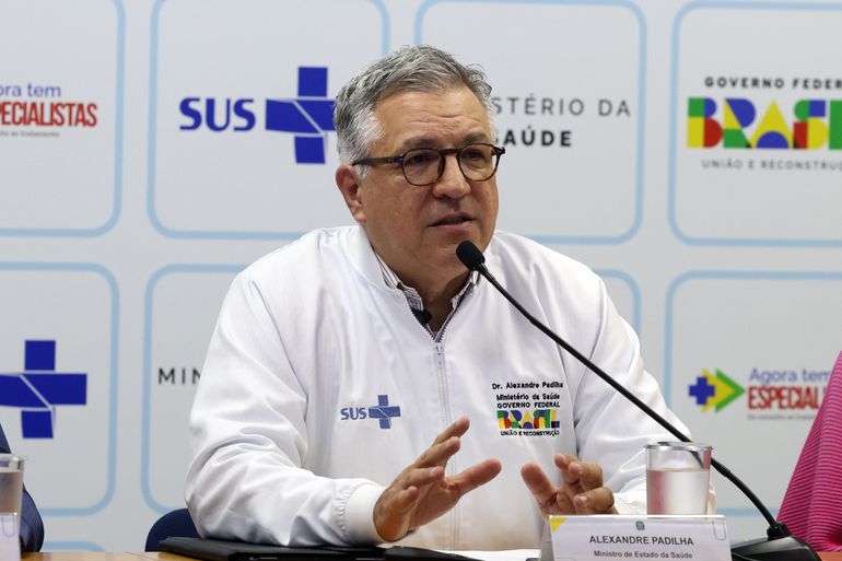 Brasília (DF), 24/06/2025 - O ministro da Saúde, Alexandre Padilha, durante entrevista coletiva para falar sobre a troca de dívidas tributárias de hospitais privados e filantrópicos com a União por prestação de atendimento especializado para os pacientes do SUS. A medida faz parte do programa Agora Tem Especialistas – lançado recentemente pelo Ministério da Saúde – e busca ampliar a capacidade de atendimento, a fim de reduzir a fila de espera por consultas, exames e cirurgias no SUS. Foto: Antonio Cruz/Agência Brasil