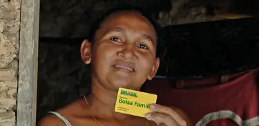 Caminhos da Reportagem  - Katiane Santana exibe o cartão do Bolsa Família