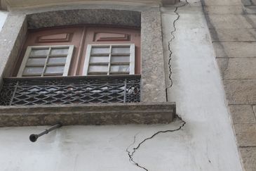 Rachadura na fachada da igreja na Praça XV, no Rio de Janeiro. -Tânia Rêgo/Agência Brasil