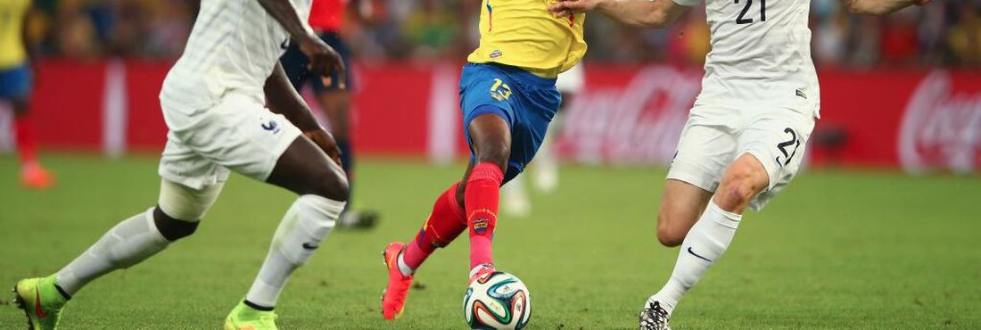 Disputa de bola entre jogadores do Equador e França, no jogo pelo grupo E da Copa do Mundo 2014