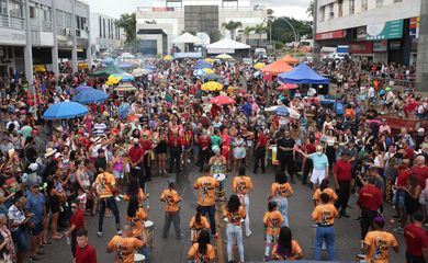 Brasília (DF), 21/02/2023 - Foliões pulam carnaval de rua animado pelo Bloco Pacotāo em Brasília. Foto: Antonio Cruz/Agência Brasil