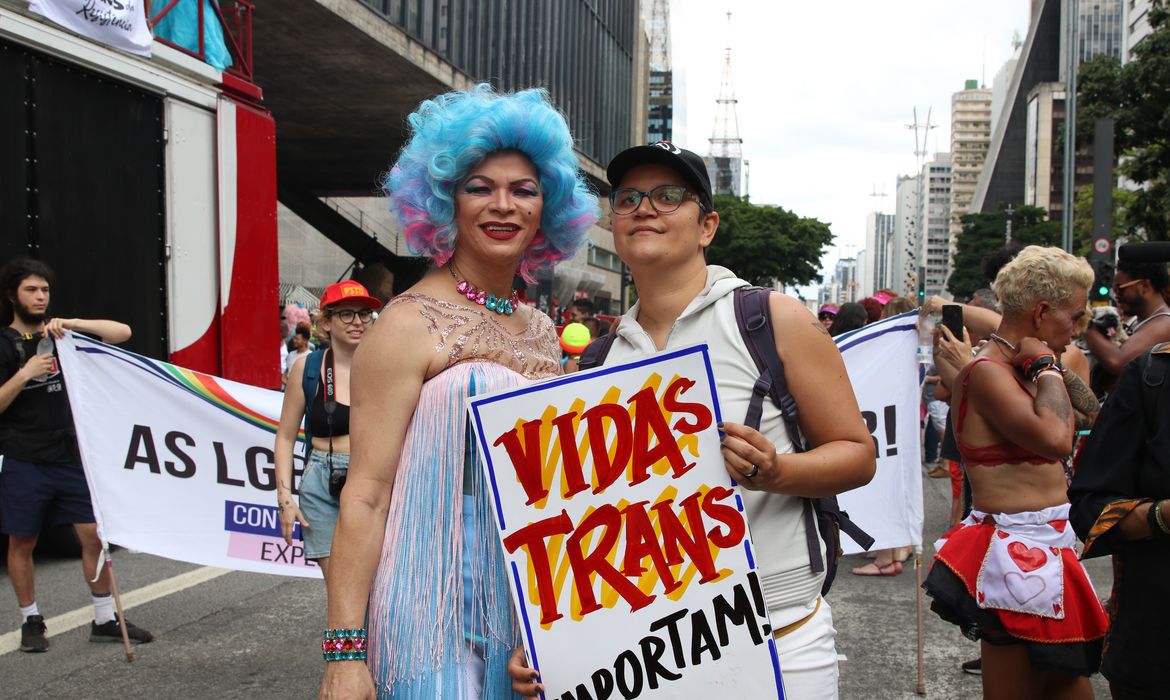 Concentração da VI Caminhada Trans de São Paulo, que celebra o Dia Nacional da Visibilidade Trans e Travesti, no Museu de Arte de São Paulo (Masp), na avenida Paulista.