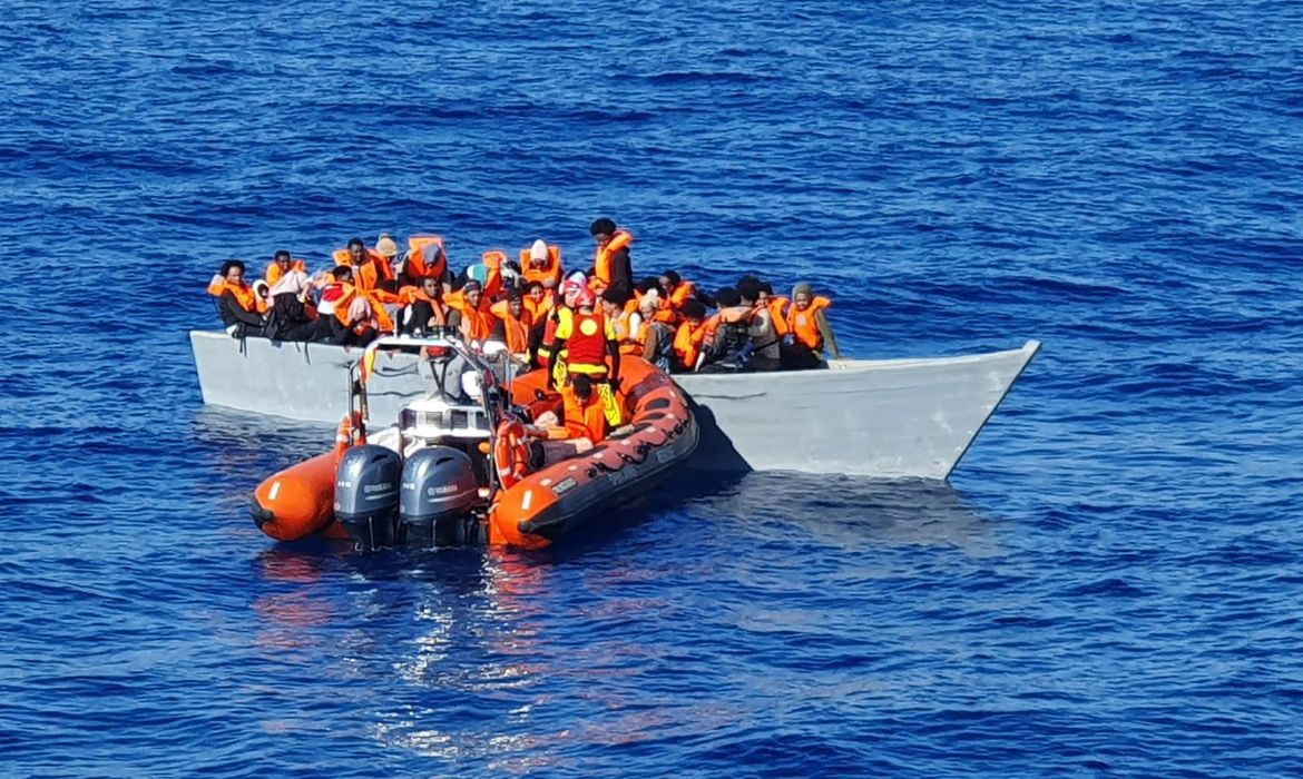 Resgate Refugiados - The #OpenArms locates a wooden boat in international waters, after several hours of searching. We proceed to rescue about 75 people, including 25 women and a 3-year-old child. Foto: TWITTER/Open Arms