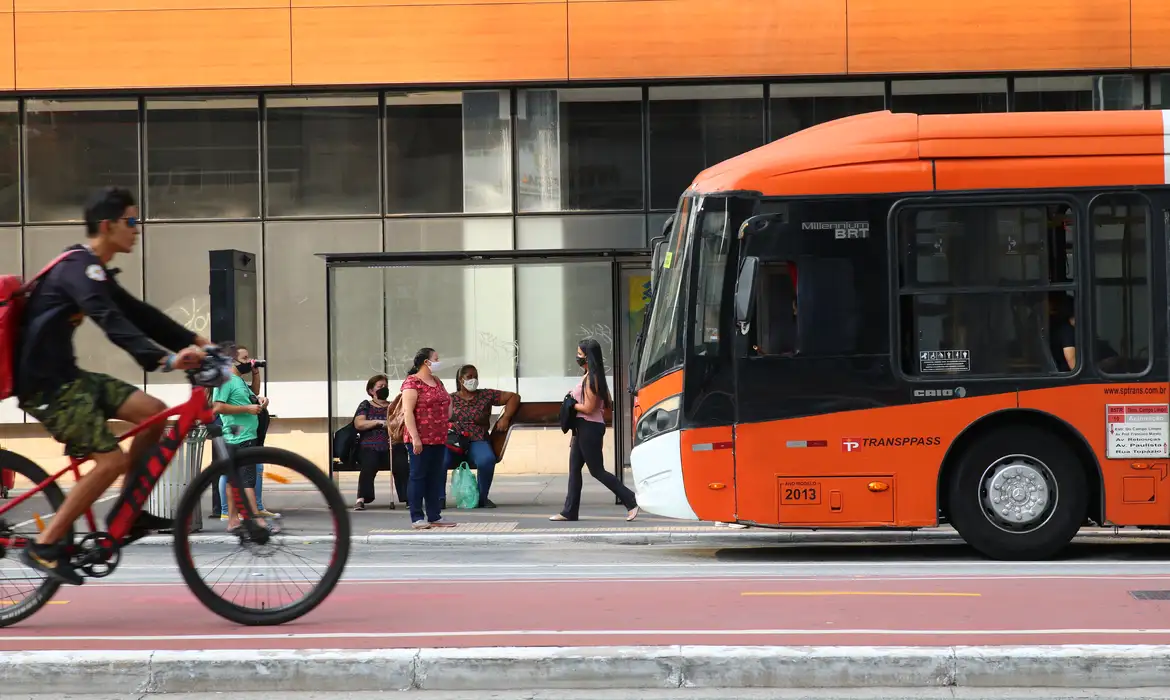 Ataques a ônibus assustam motoristas e passageiros em São Paulo