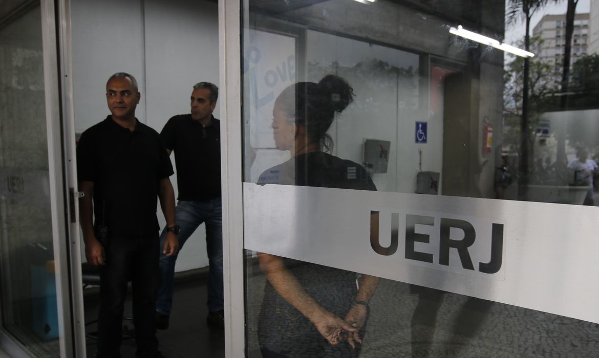 Rio de Janeiro - Estudantes terminam o segundo dia de provas do Enem, realizado na Uerj. (Fernando Frazão/Agência Brasil)