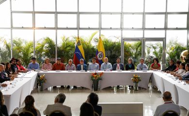 Delegações do governo da Colômbia e do grupo guerrilheiro Exército de Libertação Nacional (ELN) durante negociações em Caracas