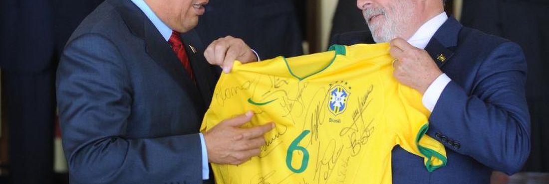O presidente da Venezuela, Hugo Chávez, recebe do presidente Lula camisa da Seleção Brasileira de futebol, durante encontro no Itamaraty