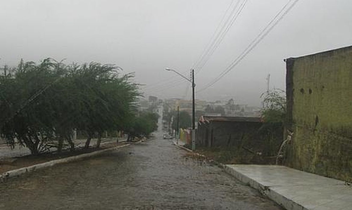 Chuva forte deixa Defesa Civil de Alagoas em estado de alerta | Agência  Brasil
