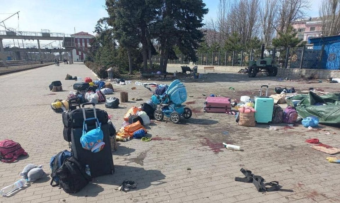 Malas de pessoas em meio a marcas de sangue após ataque a uma estação de trem em  Kramatorsk, na Ucrânia