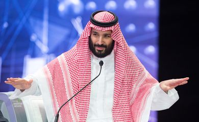 Príncipe herdeiro saudita Mohammed bin Salman discursa durante fórum de investimentos em Riad
