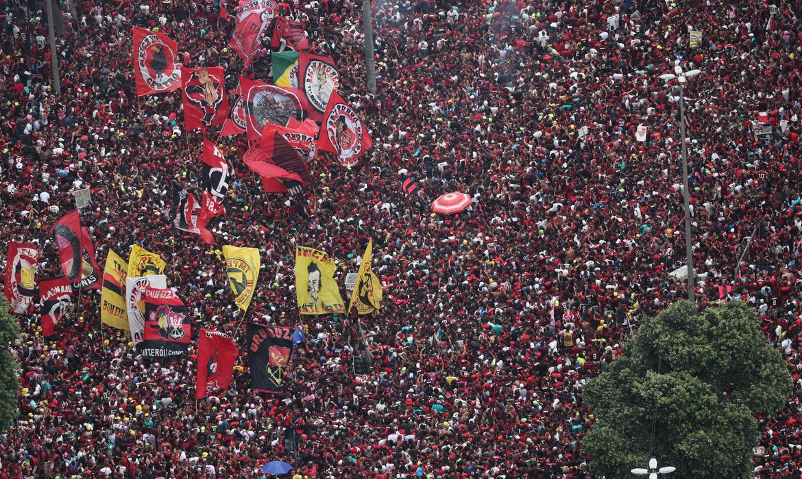 Multidão aguarda chegada do ônibus do Flamengo no centro do Rio -    REUTERS/Sergio Moraes
