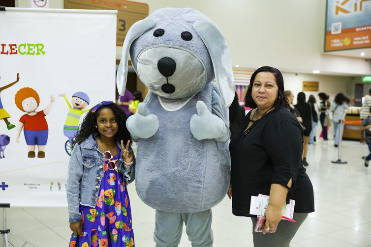 Rio de Janeiro (RJ), 16/07/2024 – A paciente Andryelly Vitória e sua mãe, Andrea Mesquita, durante sessão de cinema promovida pelo Instituto Nacional de Traumatologia e Ortopedia (INTO), Instituto Nacional de Câncer (INCA), Instituto Nacional de Cardiologia (INC) e o Kinoplex, no Shopping Nova América, na zona norte do Rio de Janeiro. Foto: Tomaz Silva/Agência Brasil