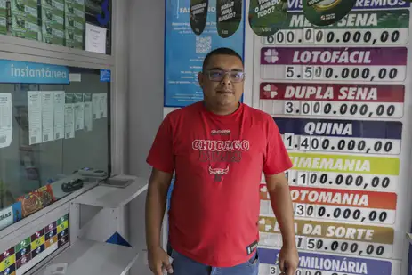 Brasília (DF) 28/12/2024 – Jogo da mega sena da virada com estimativa de 600 milhões de reais, Waldisley da Silva 34 anos, disse que `pararia de trabalhar e iria curtia a vida`  Foto: Joédson Alves/Agência Brasil