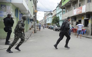 Rio de Janeiro - Equipes do Exército estiveram na manhã de hoje (26) na favela Nova Holanda, no Complexo da Maré, a procura de armas e munições que teriam sido enterradas por traficantes (Tomaz Silva/Agência Brasil)