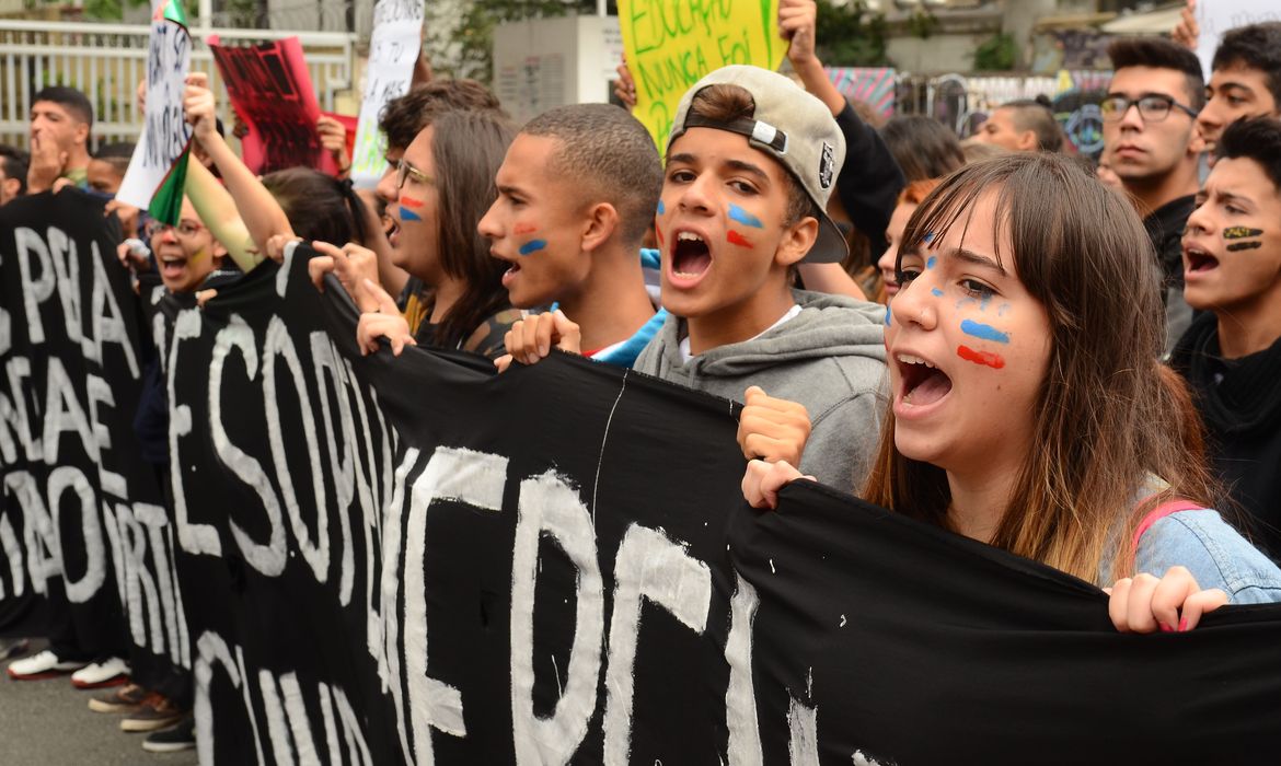 São Paulo - Manifestação dos estudantes secundaristas contra cortes na educação e a máfia da merenda (Rovena Rosa/Agência Brasil)