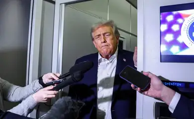 Presidente dos EUA, Donald Trump, fala com jornalistas a bordo do avião presidencial Força Aérea Um
24/10/2025 Reuters/Evelyn Hockstein/Proibida reprodução