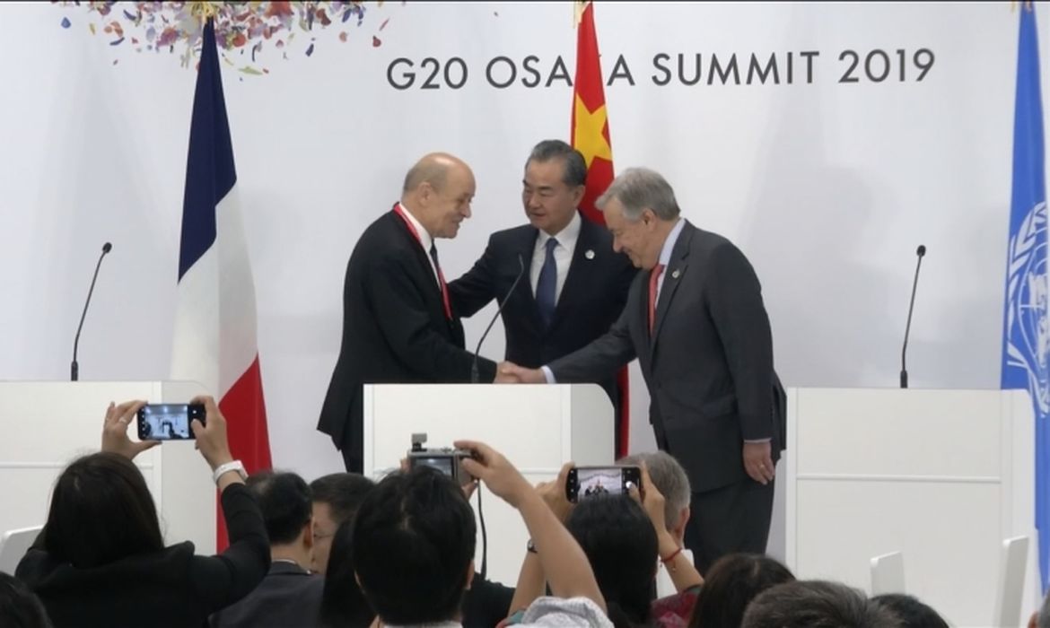 O secretário-geral das Nações Unidas, António Guterres (à direita), e os ministros das Relações Exteriores da França, Jean-Yves Le Drian, e da China, Wang Yi, durante declaração conjunta em paralelo à reunião do G20 em Osaka, no Japão.