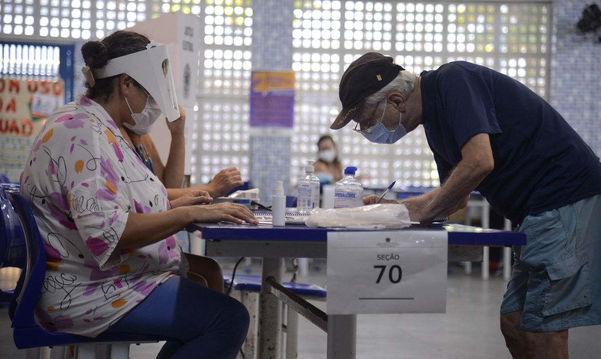 Eleitores do Rio de Janeiro votam para prefeito no segundo turno das eleições de 2020