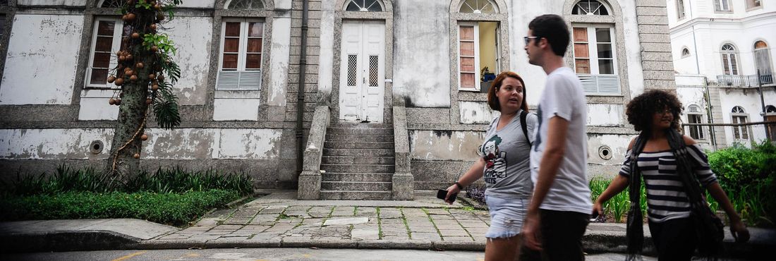 UFRJ suspende atividades por falta de pagamentos de funcionários terceirizados de limpeza, vigilância e manutenção UFRJ suspende atividades por falta de pagamentos de funcionários terceirizados de limpeza, vigilância e manutenção