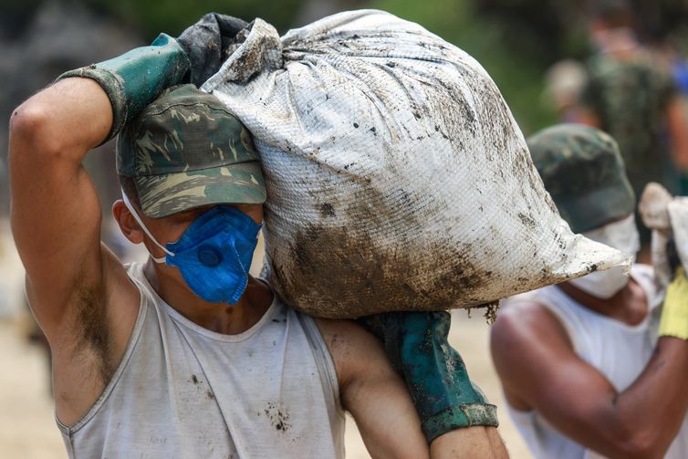 Soldados do exército brasileiro trabalham para remover um derramamento de óleo na praia de Itapuama, em Cabo de Santo Agostinho, Pernambuco, Brasil, 22 de outubro de 2019. REUTERS / Diego Nigro