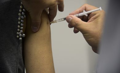  Atendimento no  Centro Especial de Vacinação Álvaro Aguiar.