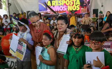 Brasília (DF) 11/04/2025 As ministras do Meio Ambiente, Marina Silva e dos Povos Indígenas, Sônia Guajajara, receberam das crianças indígenas que participam do Acampamento Terra Livre (ATL), uma carta com suas próprias demandas sobre proteção ao meio ambiente, mudanças climáticas, a COP30 e os direitos dos povos indígenas.  Foto: Fabio Rodrigues-Pozzebom/ Agência Brasil