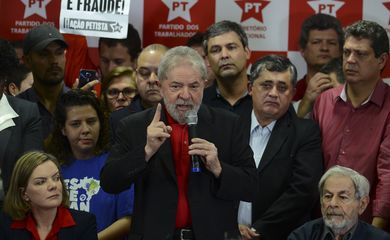 São Paulo - Ex-presidente Luiz Inácio Lula da Silva fala à imprensa sobre sua condenação por corrupção pelo juiz federal Sérgio Moro, na sede do PT (Rovena Rosa/Agência Brasil)