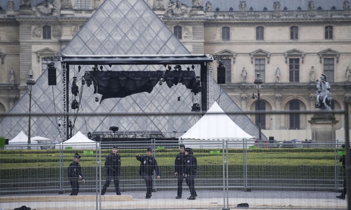 Policiais franceses evacuam o Louvre por motivos de segurança no dia em que os franceses vão às urnas escolher o futuro presidente do país em segundo turno