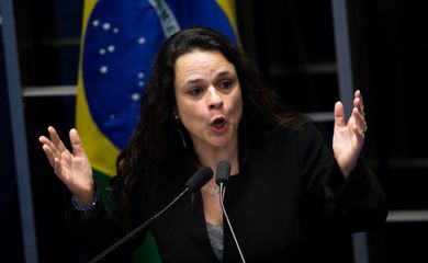Brasília - A advogada de acusação, Janaína Paschoal, fala no quinto dia de julgamento final do processo de impeachment da presidenta afastada, Dilma Rousseff, no Senado Federal (Marcelo Camargo/Agência Brasil)