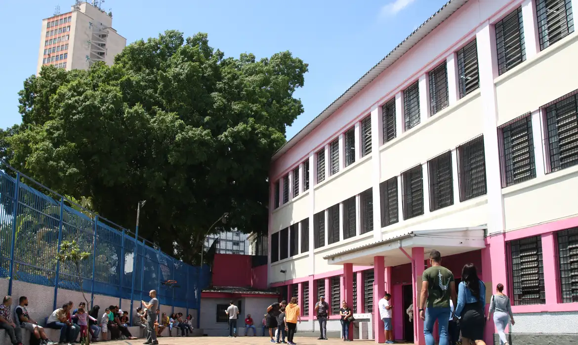 Fachada da Escola Municipal de Ensino Fundamental - EMEF Celso Leite Ribeiro Filho durante eleição de 2022.