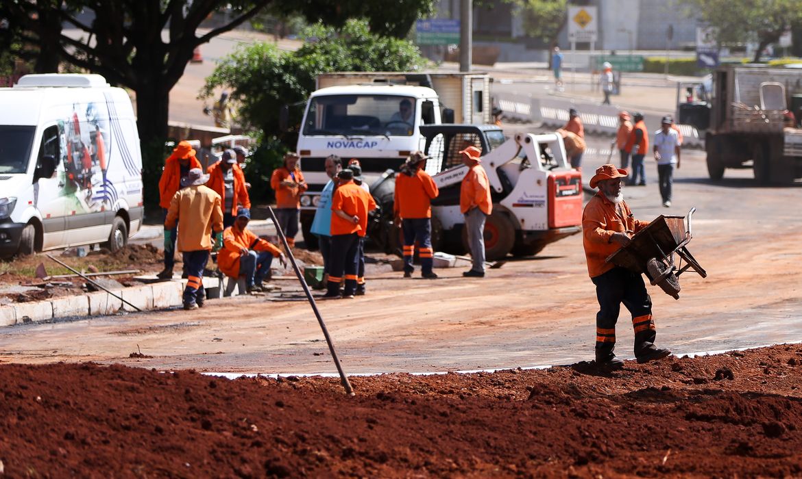 Brasília - Obras de desvio do local onde desabou um viaduto próximo à Galeria dos Estados, na região central de Brasília (Marcelo Camargo/Agência Brasil)