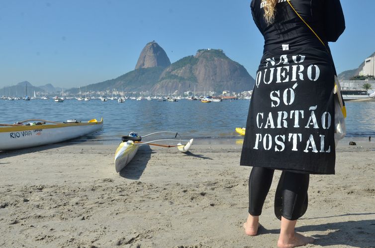 Rio de Janeiro - Atletas e ambientalistas protestam na praia de Botafogo contra poluição da Baía de Guanabara, local das provas de vela nos Jogos Olímpicos de 2016.
