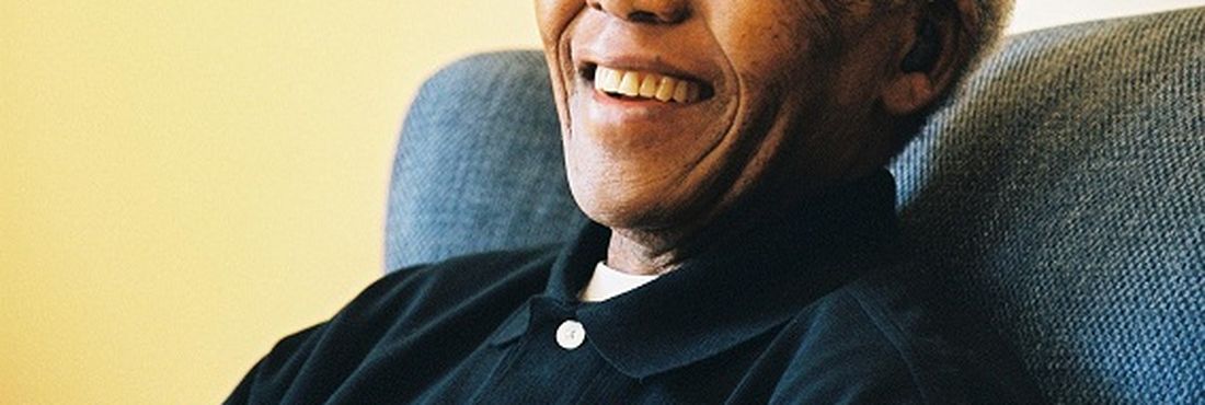 Nelson Mandela em foto de 2004. O broche usado por ele é uma referência a seu ativismo ligado à prevenção do vírus HIV