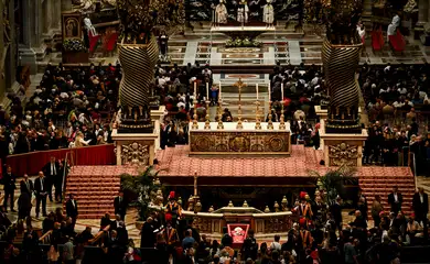 People pay their respect to Pope Francis inside St. Peter's Basilica, as Pope Francis lies in state, at the Vatican, April 25, 2025. Reuters/Dylan Martinez/Proibida reprodução