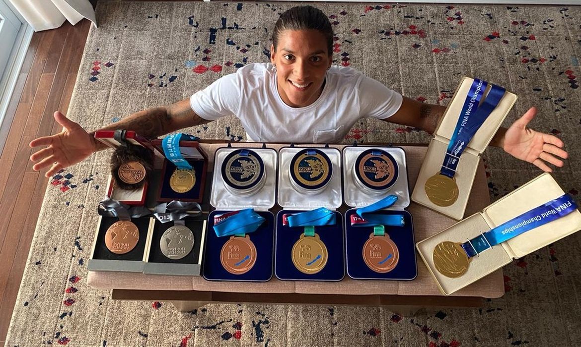 Ana Marcela Cunha é atleta da Unisanta, Marinha do Brasil