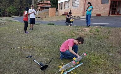 Em evento promovido pela Olimpíada Brasileira de Astronomia e Astronáutica estudantes preparam lançamento de foguetes de garrafas pet 