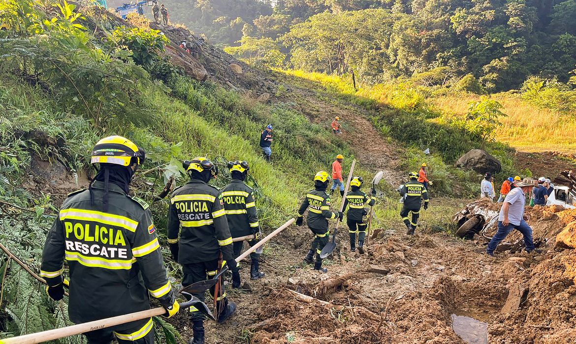 A group specialized in rescue from the Colombian Police works during an operation to rescue survivors of a landslide caused by heavy rains in Choco, Colombia January 13, 2024 Colombian Police/Handout via REUTERS THIS IMAGE HAS BEEN SUPPLIED BY A THIRD PARTY. NO RESALES NO ARCHIVES. MANDATORY CREDIT.