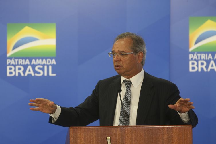 O ministro da Economia, Paulo Guedes, fala na cerimônia de posse do presidente do BNDES, Gustavo Montezano, no Palácio do Planalto. 