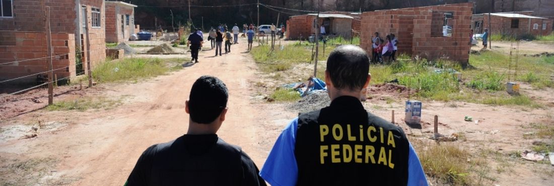 Polícia Federal faz uma operação na Cidade dos Meninos para notificar os moradores e demolir as residências