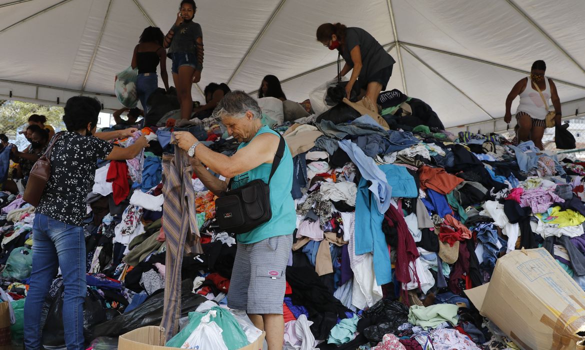 Desabrigados pelas chuvas em Petrópolis buscam roupas e calçados em centro de distribuição de donativos em frente ao Morro da Oficina.
