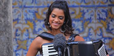 Lucy Alves é cantora, compositora e multi-instrumentista