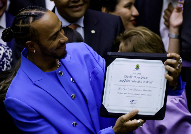 Lewis Hamilton recebe o título em cerimônia na Câmara dos Deputados em Brasília - Reuters/Adriano Machado/Direitos Reservados