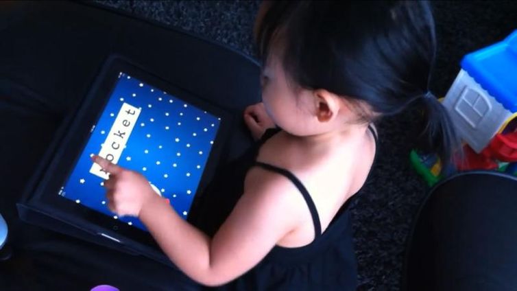 Criança brincando com tablet